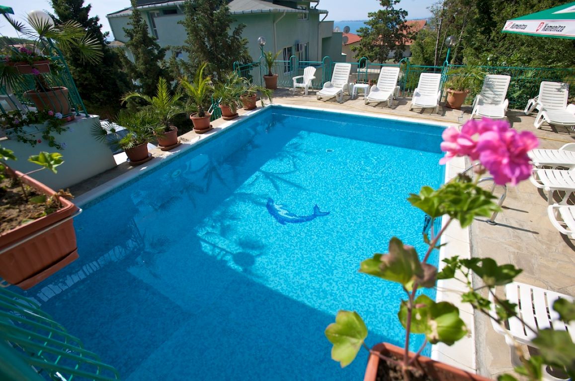 Zora Hotel-Bazen.jpg