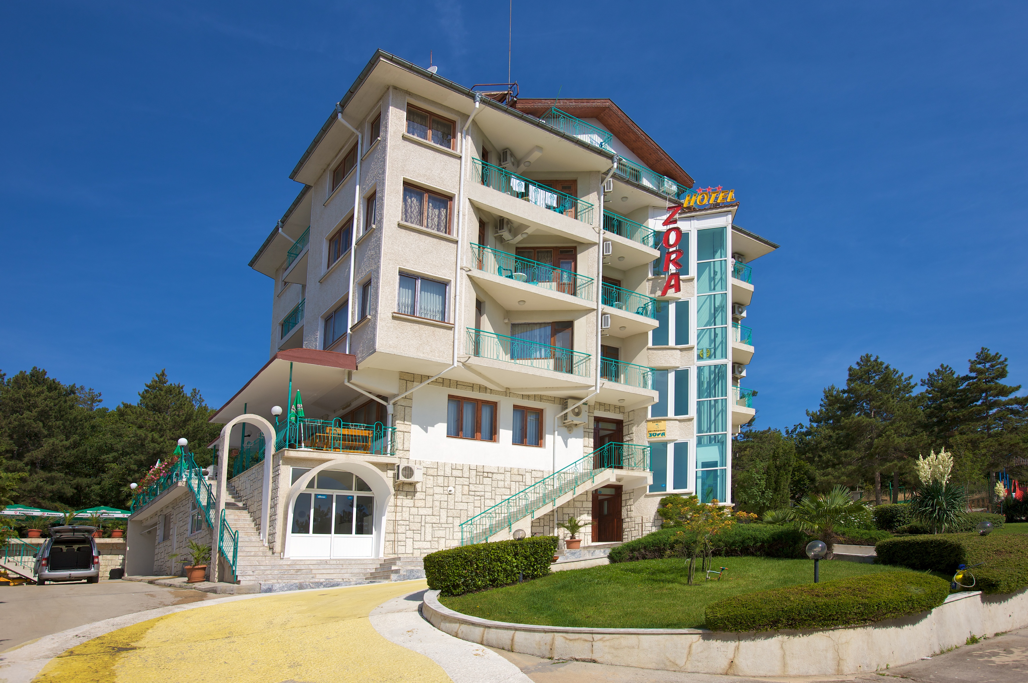 Zora Hotel-Hotel spolja.jpg