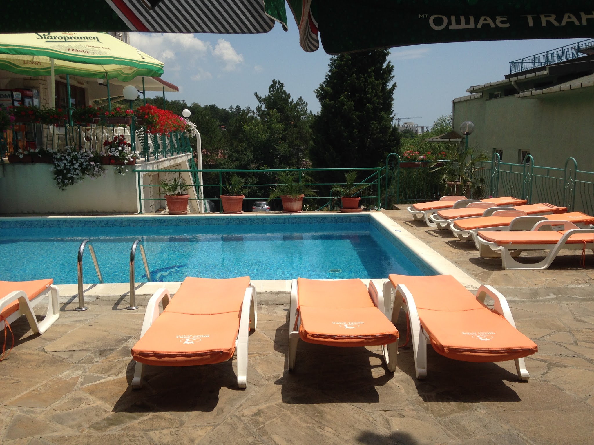 Zora Hotel-Oblast oko bazena.JPG