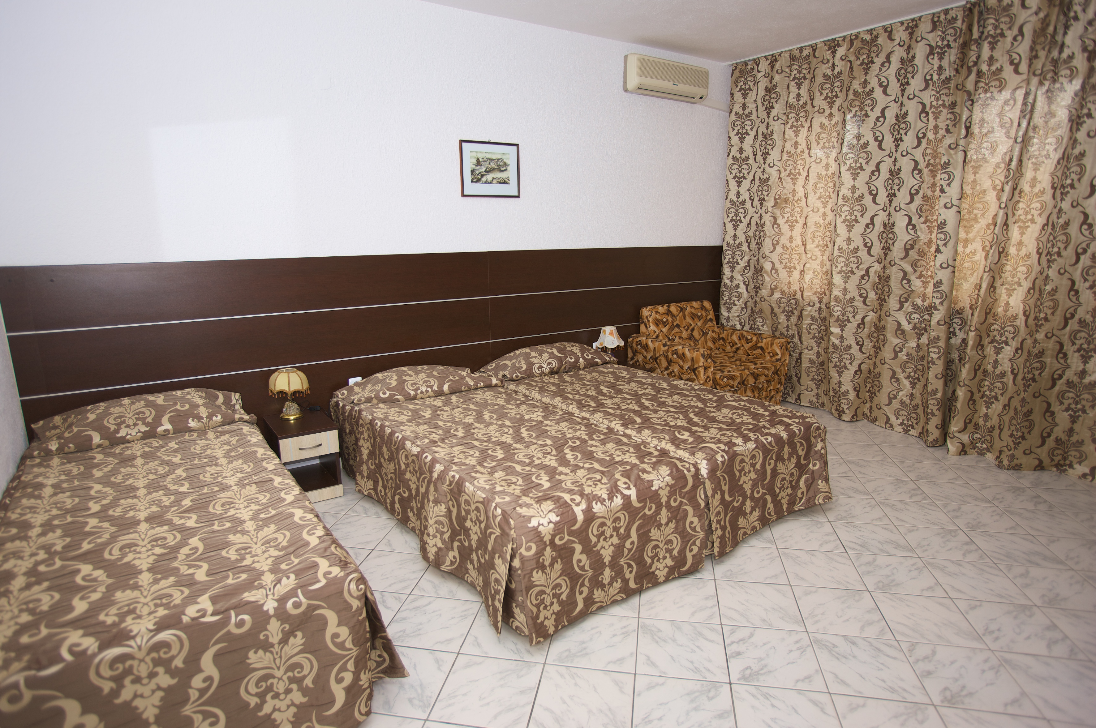 Zora Hotel-Trokrevetna soba.jpg