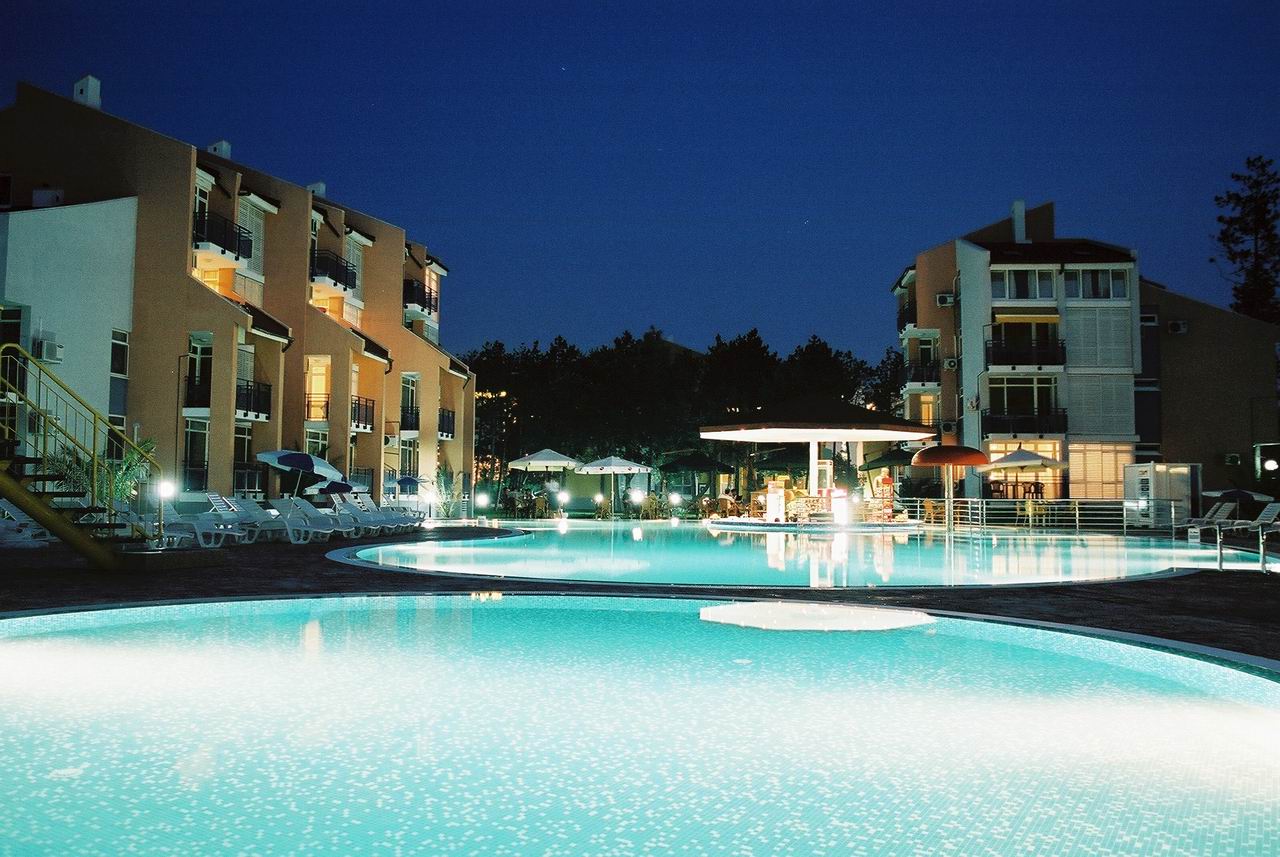 Elit 1 Apart Hotel-Bazen noc.JPG