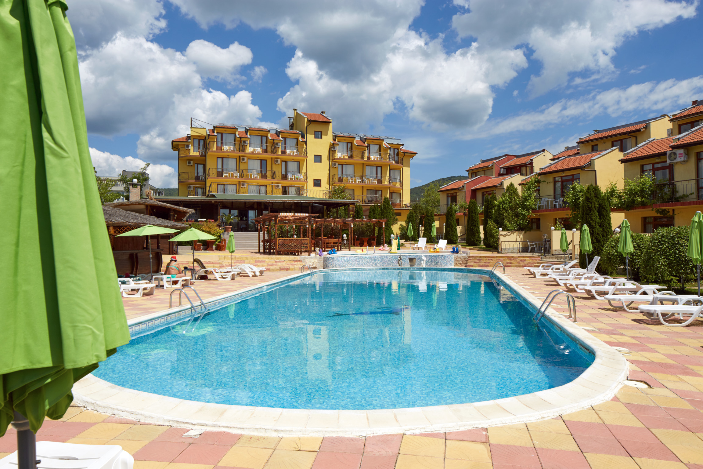 Yalta Holiday Village-Bazen.jpg