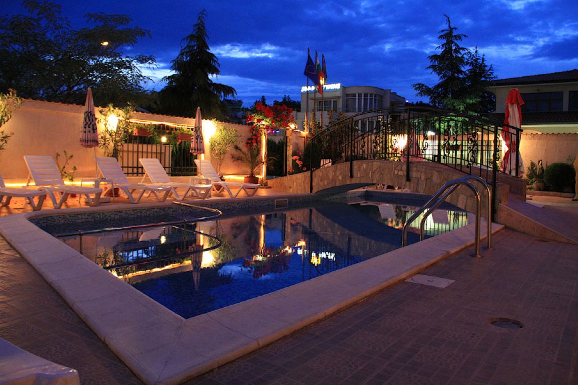 Breza Family Hotel-Bazen nocu.jpg