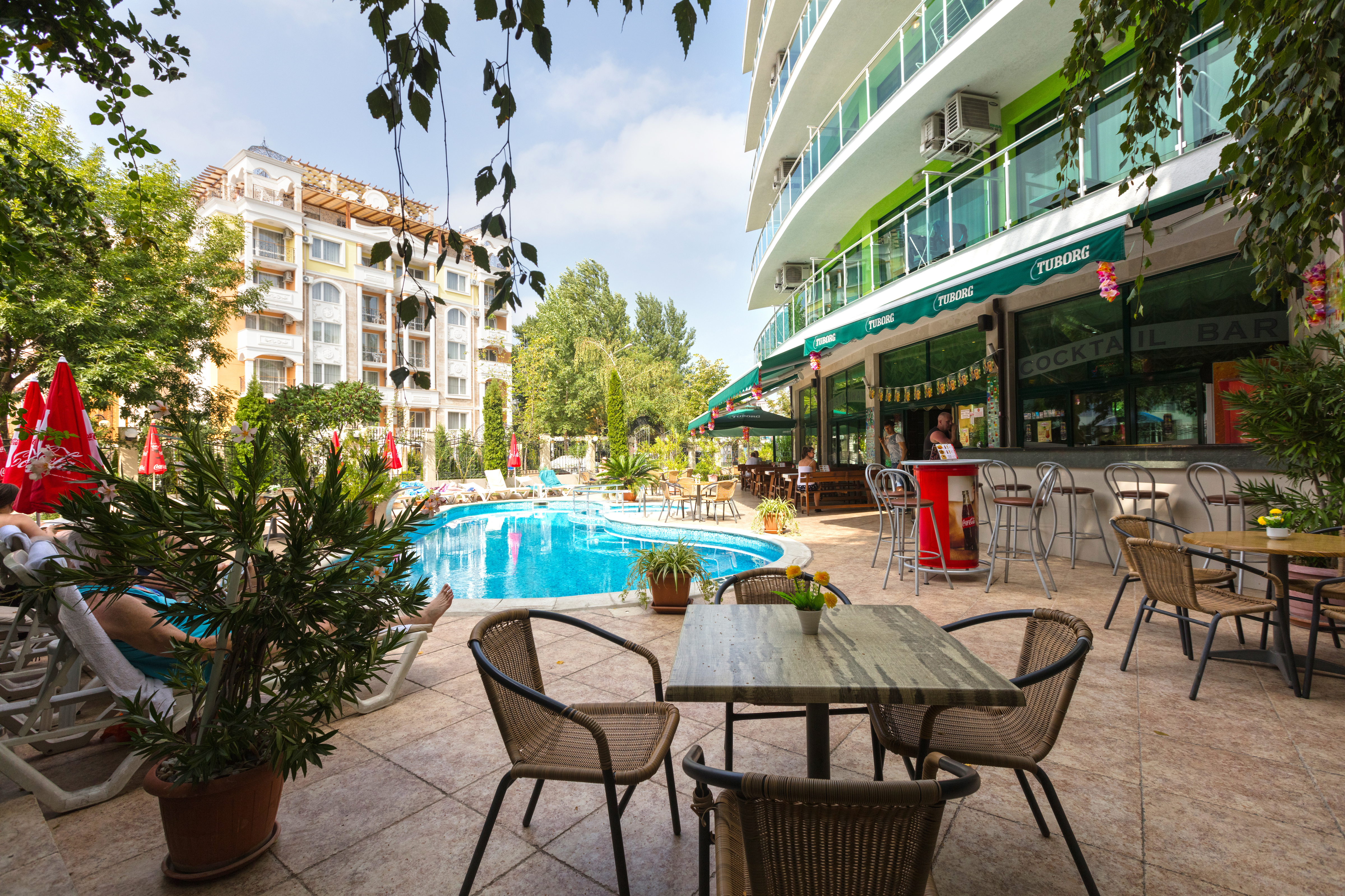 Hotel L & B-Bar na bazenu.jpg