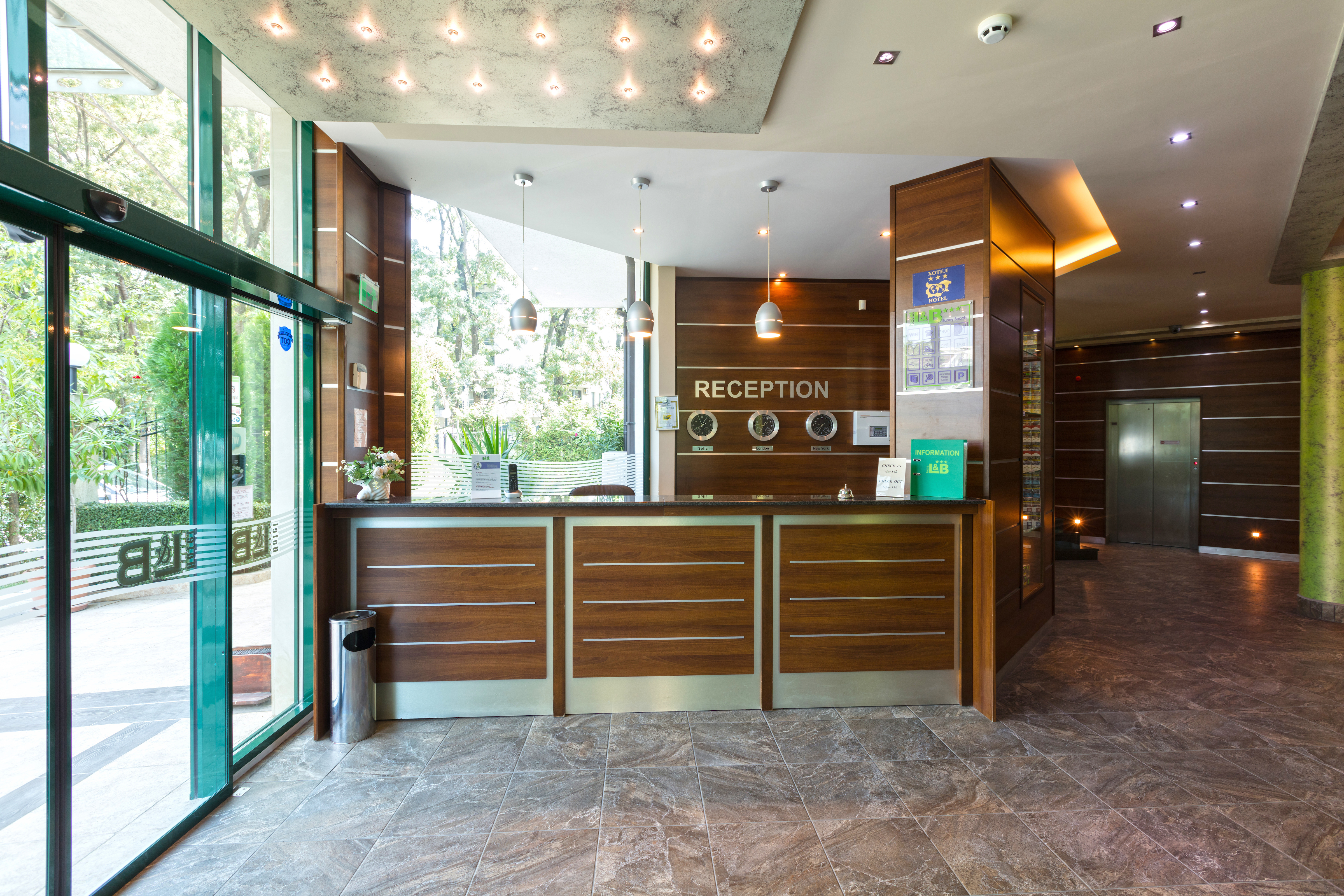 Hotel L & B-Recepcija.jpg