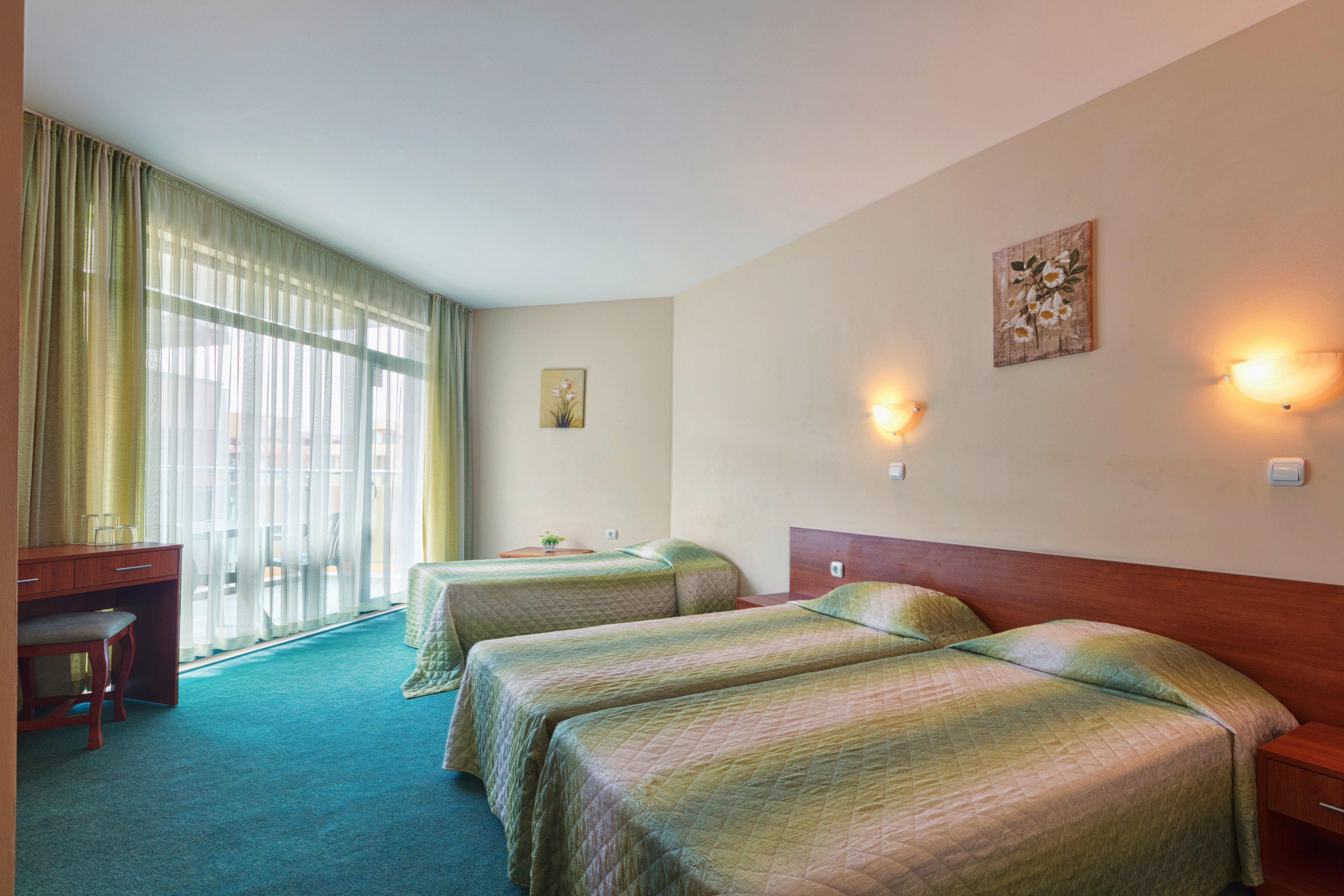 Hotel L & B-Trokrevetna soba.jpg