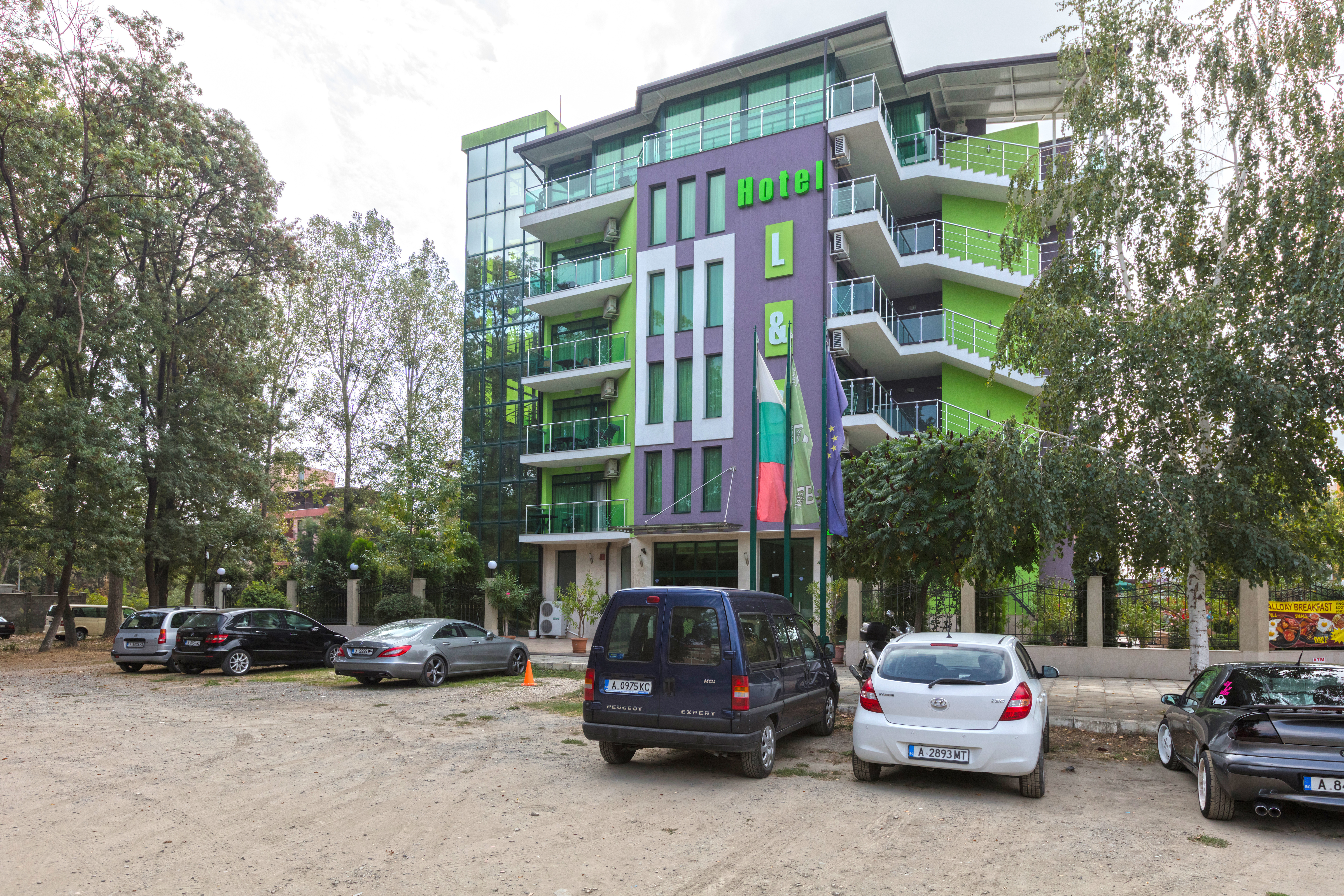 L & B Hotel-Hotel spolja.jpg