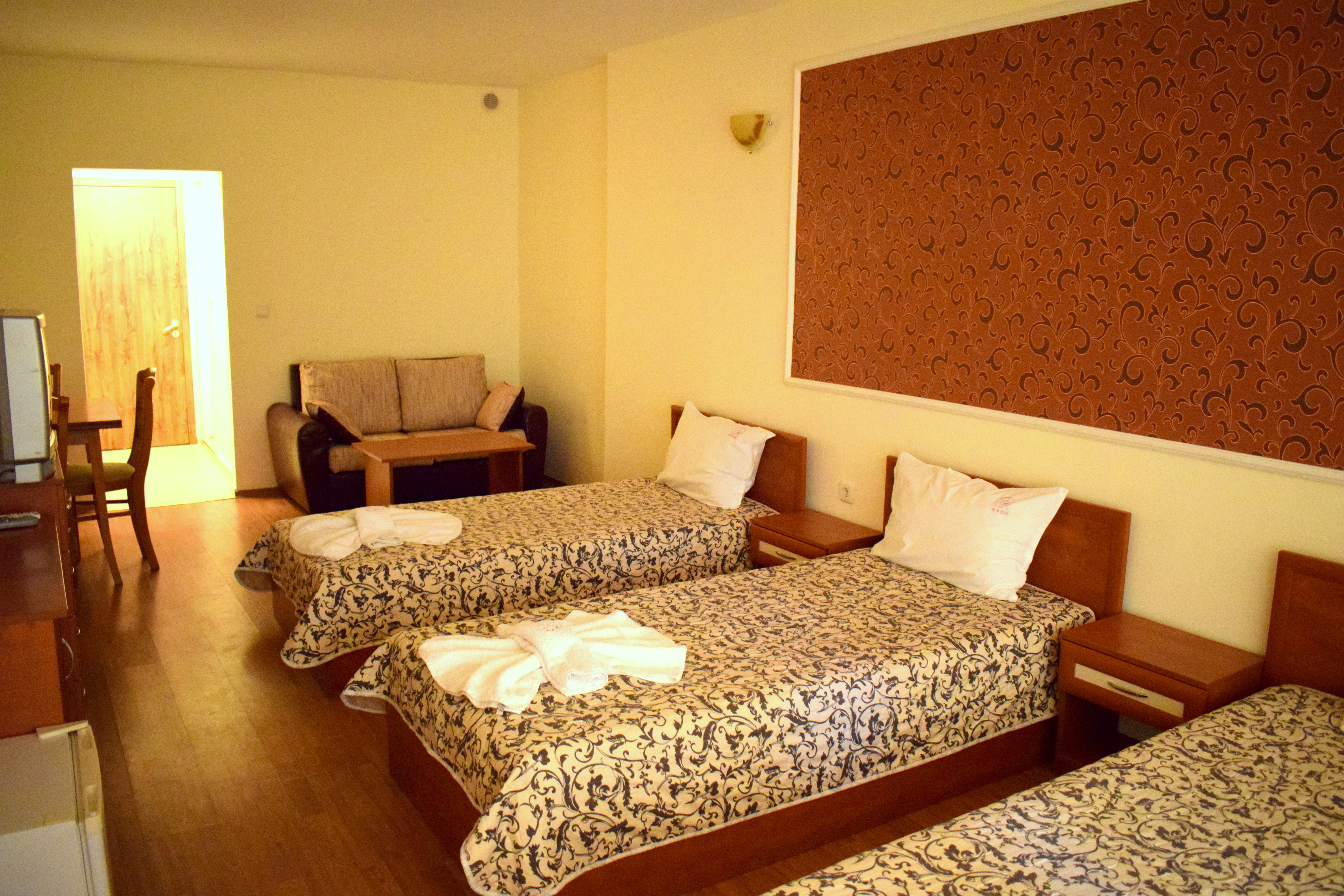 Ryor Hotel-Trokrevetna soba.JPG