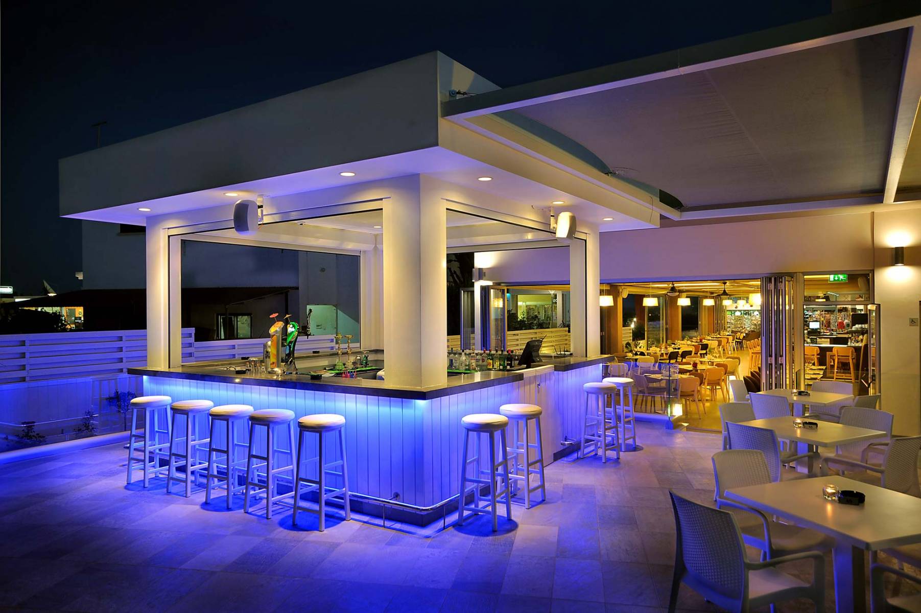 Euronapa Hotel-Bar pored bazena.jpg