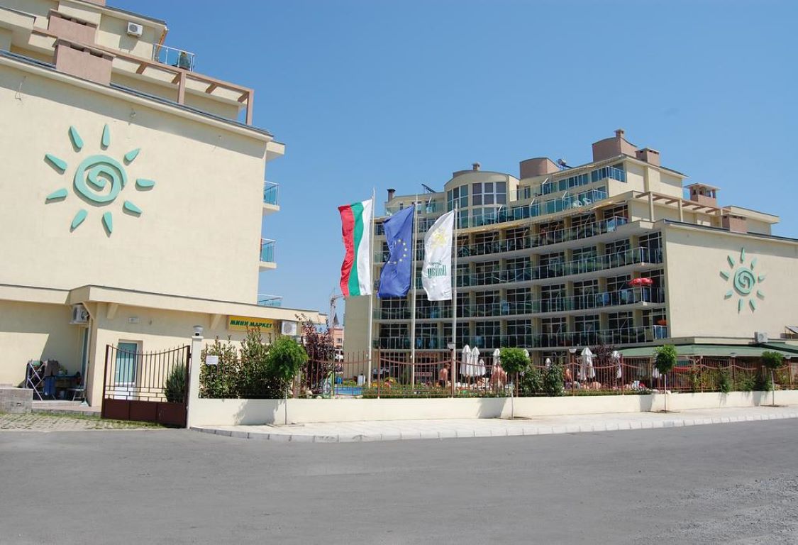 Julia Aparthotel-Hotel spolja.jpg