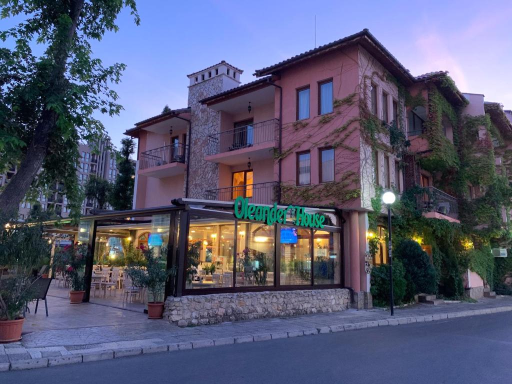 Hotel Oleander House-Nocni izgled.jpg