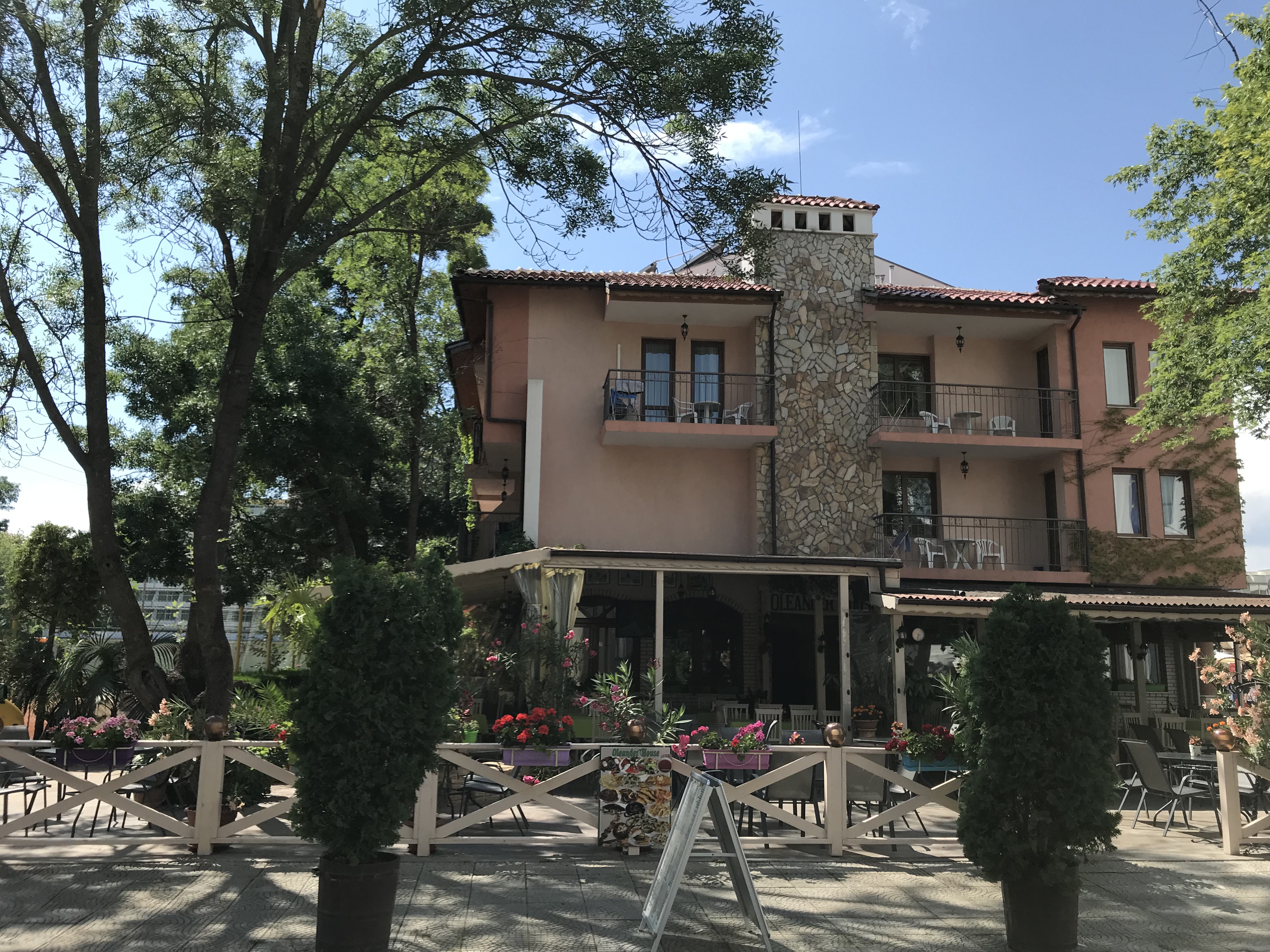 Oleander House-Eksterijer hotela.JPG
