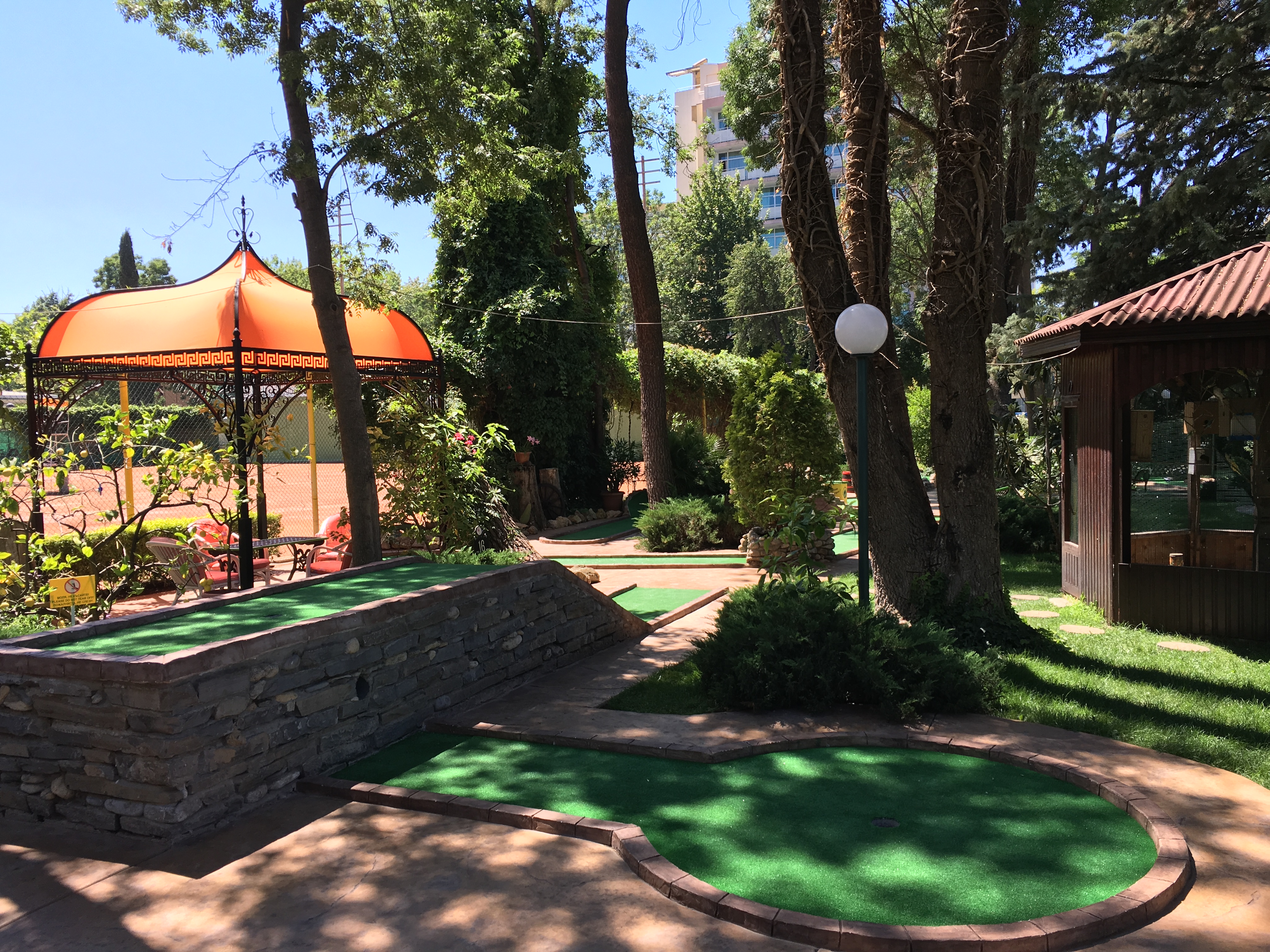 Oleander House Hotel-Mini golf.JPG