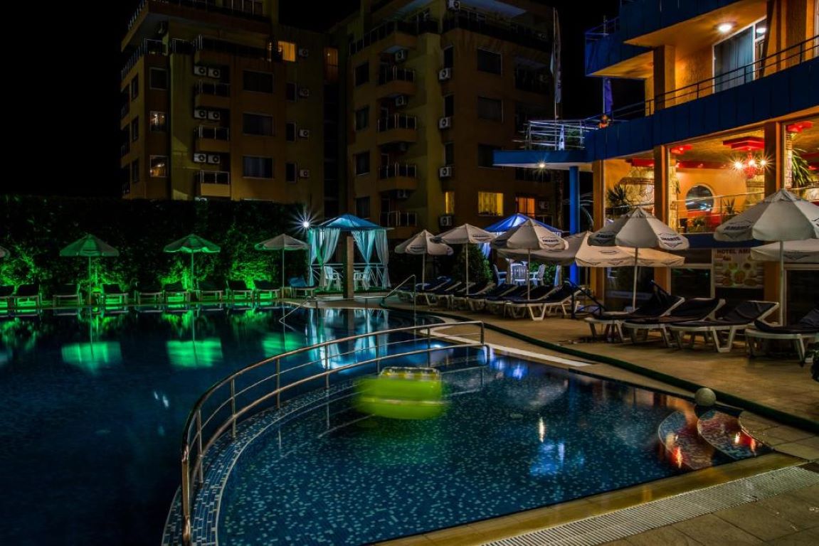 Hotel Amaris-Bazen nocu.jpg