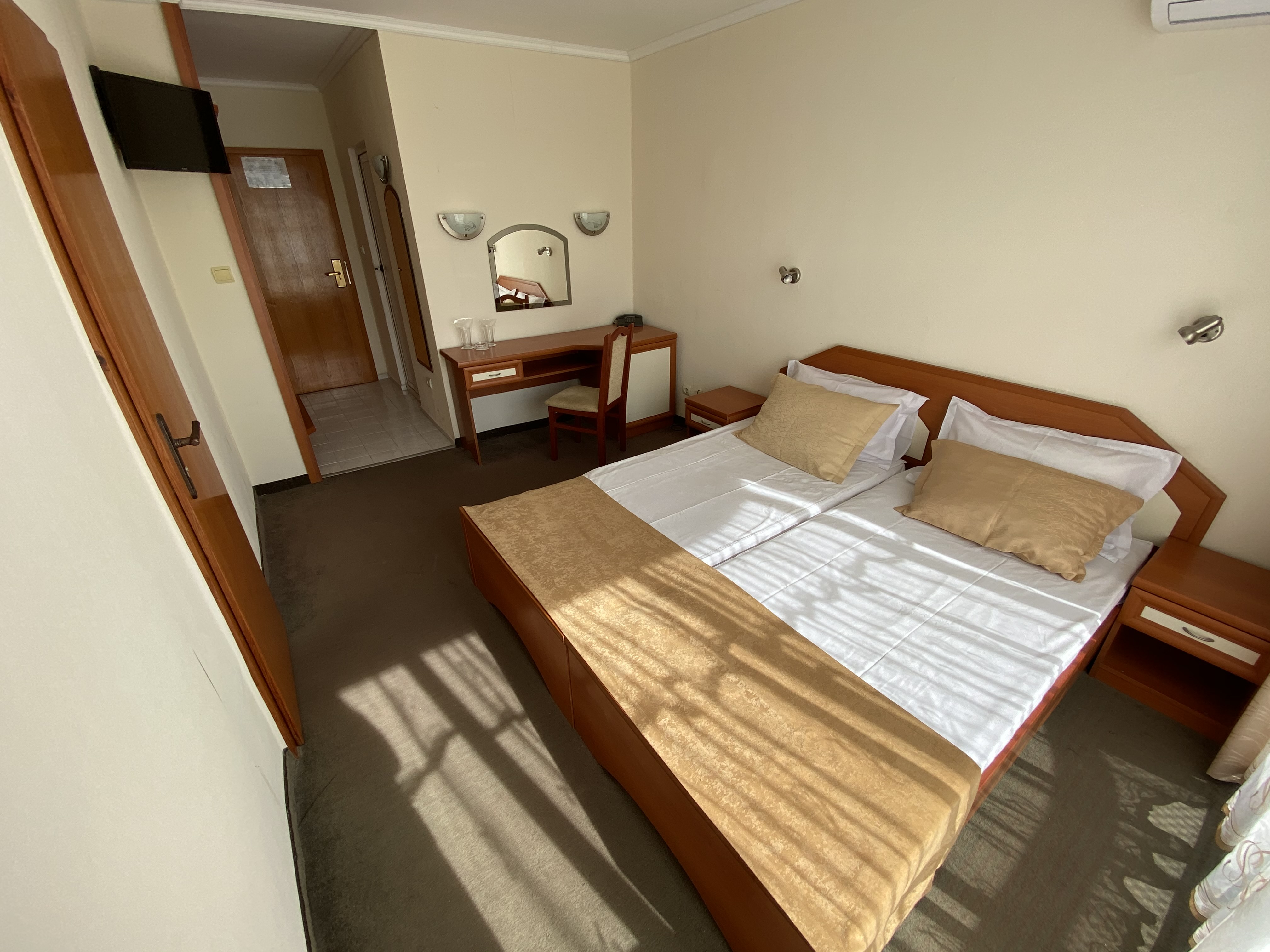 Hotel Zefir-Standardna soba pogled bazen.jpg