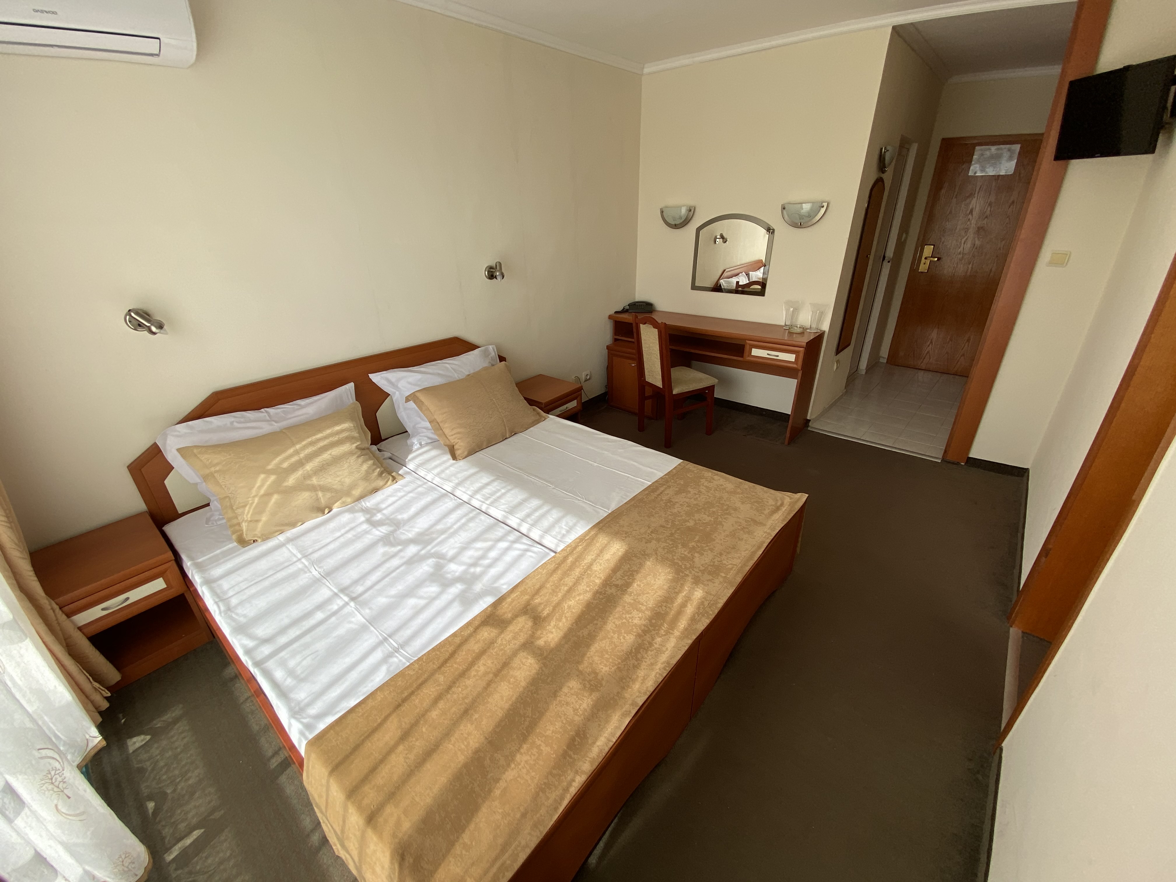Zefir Hotel-Standardna soba pogled bazen.jpg