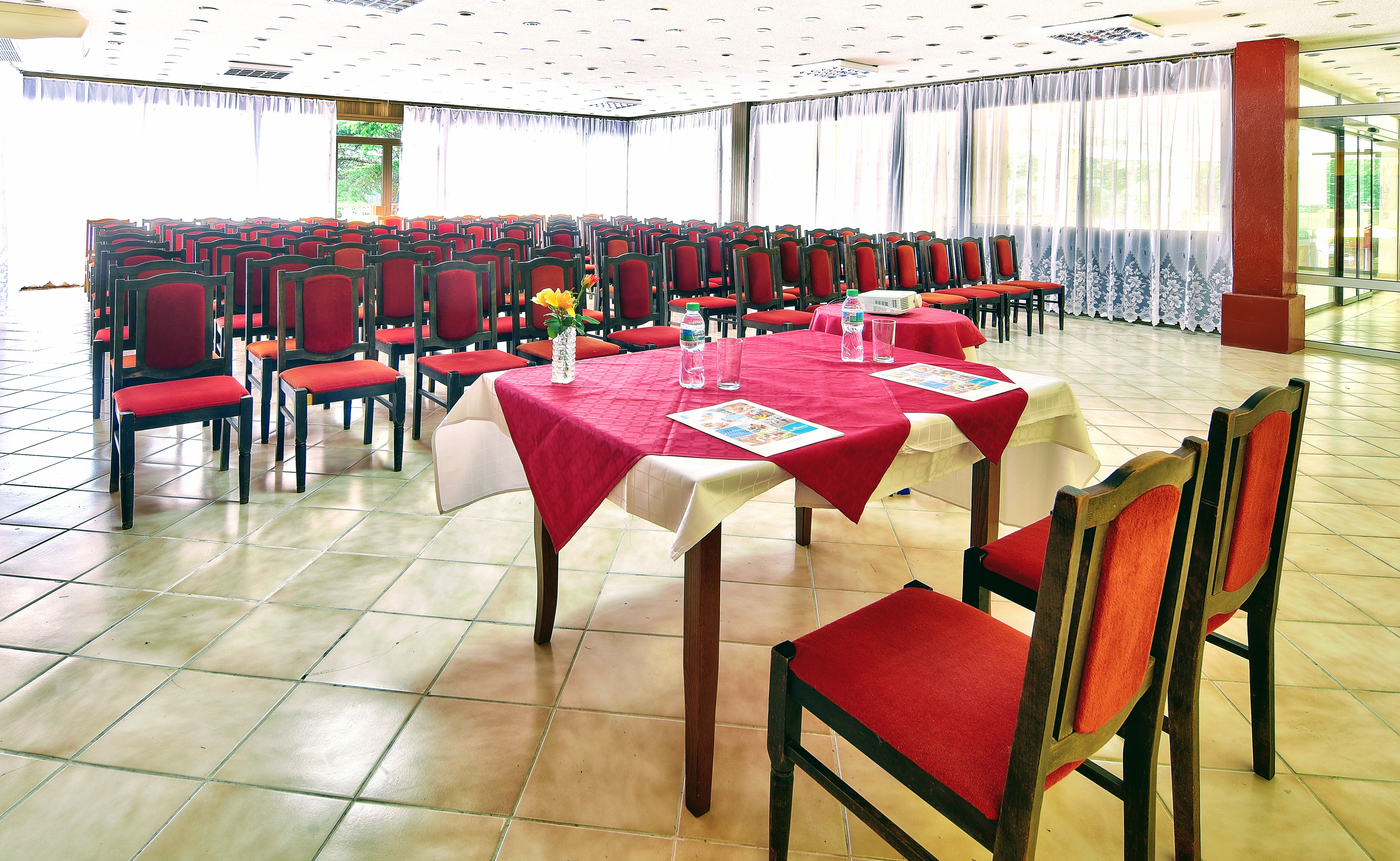 Hotel Kompas-Sala za konferencije.jpg