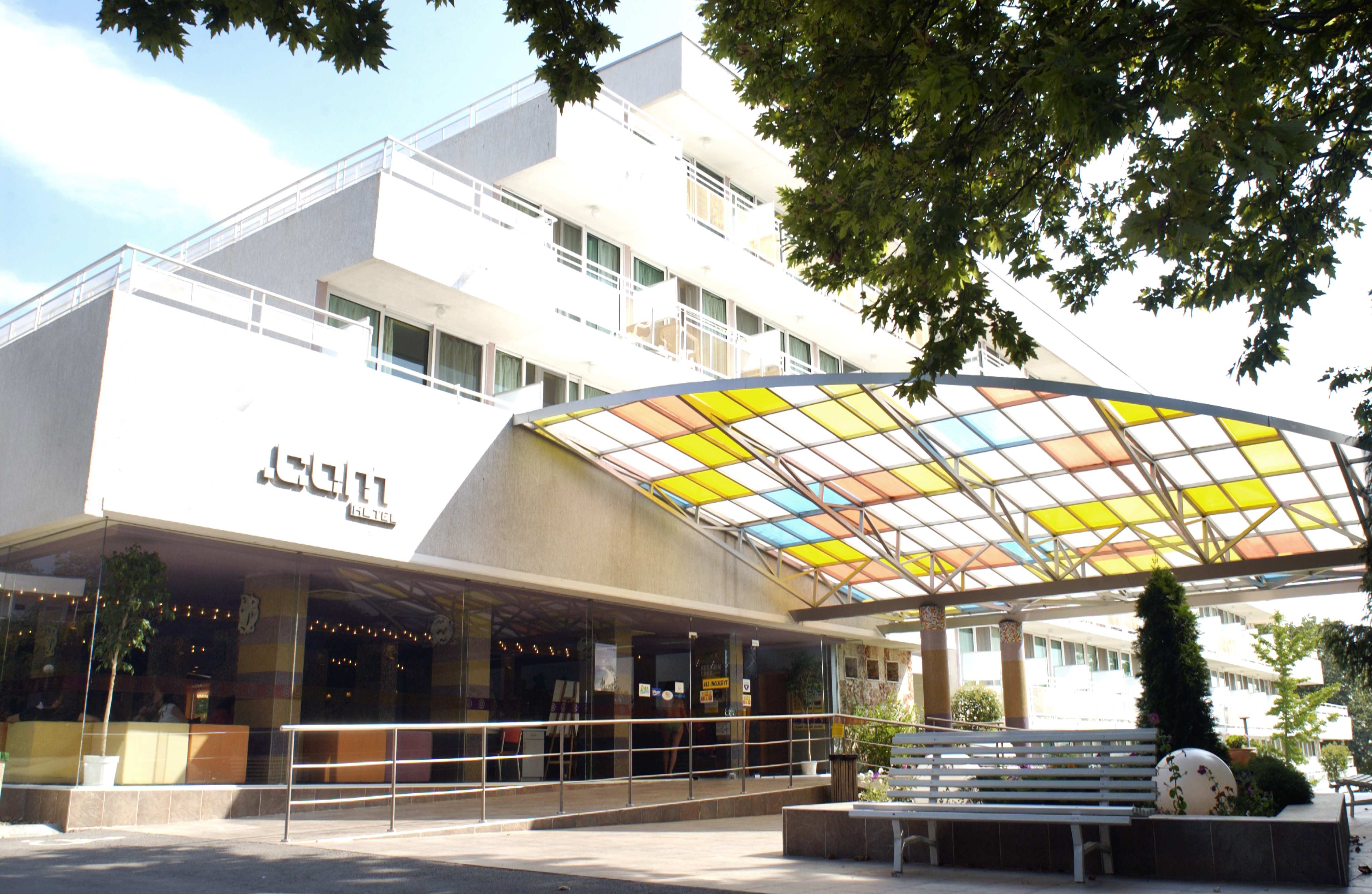 Com Hotel-Ulaz u hotel.jpg