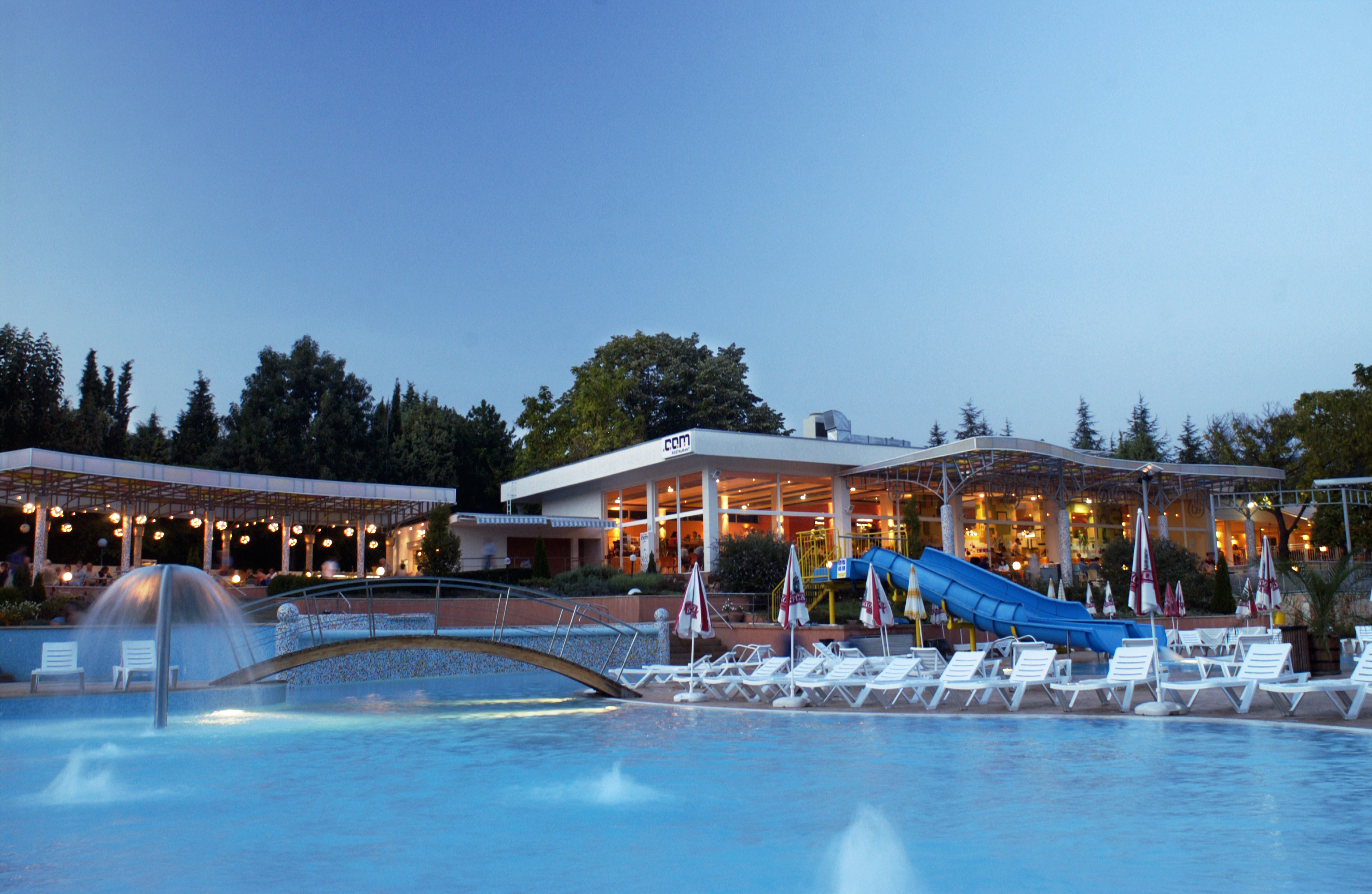 Hotel Com-Bazen nocu.jpg