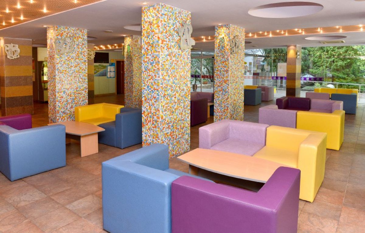 Hotel Com-Lobby.jpg
