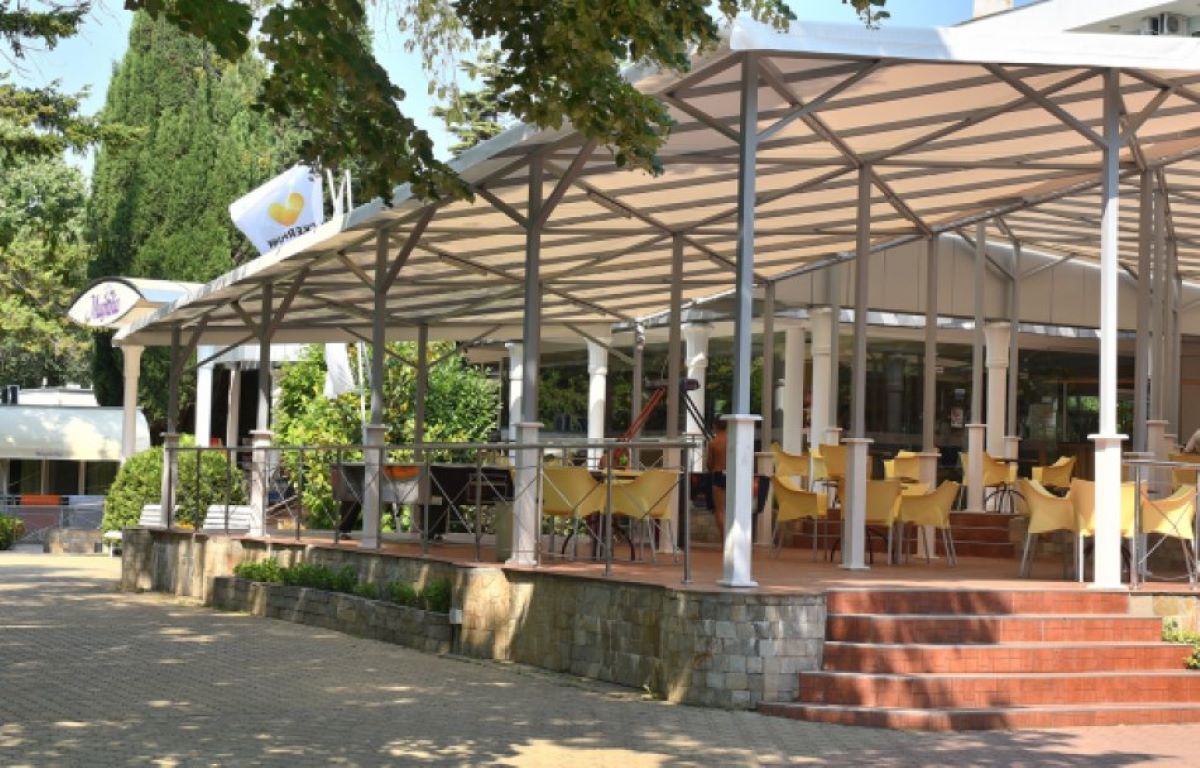 Magnolia Hotel-Terasa restorana.jpg
