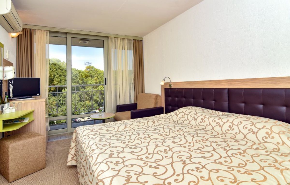 Hotel Nona-Standardna soba pogled kopno.jpg
