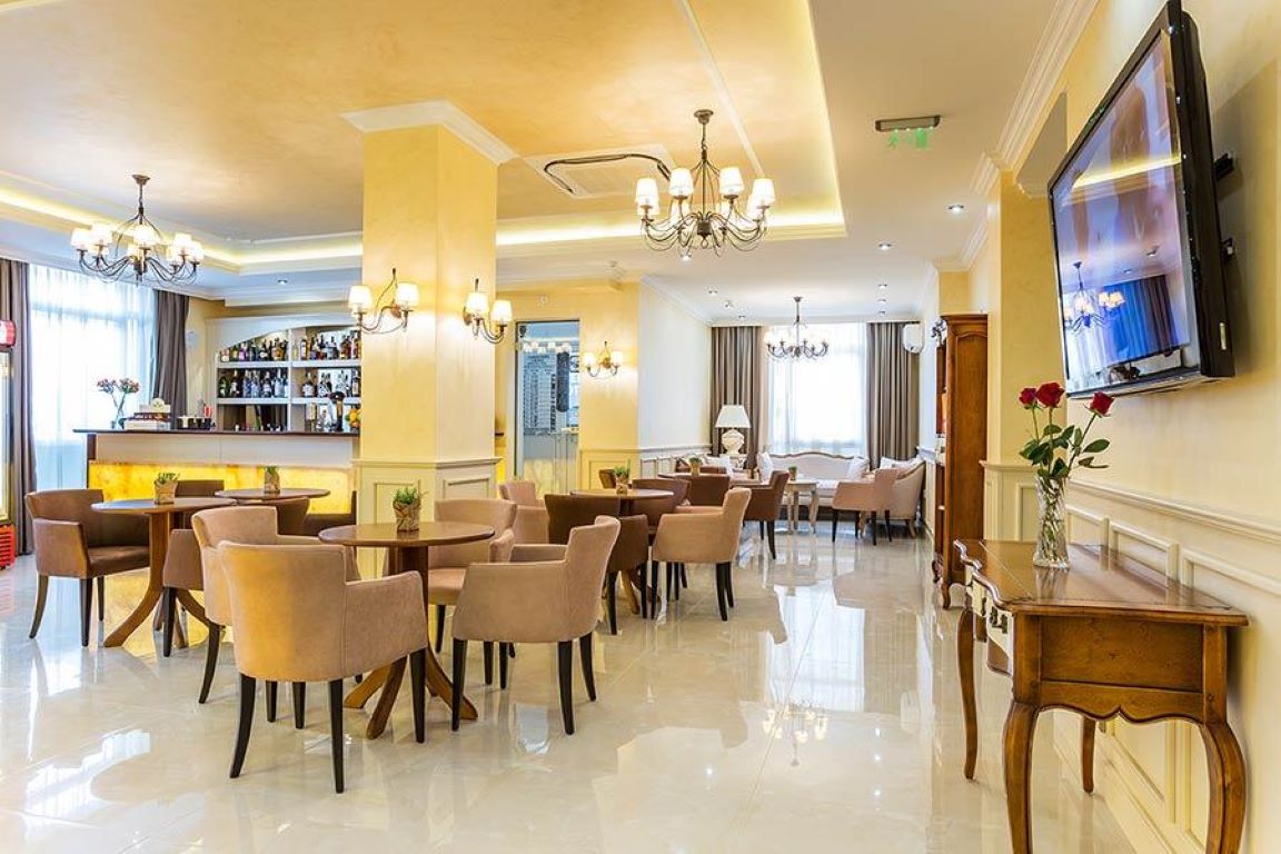 Hotle Rena-Lobby.jpg