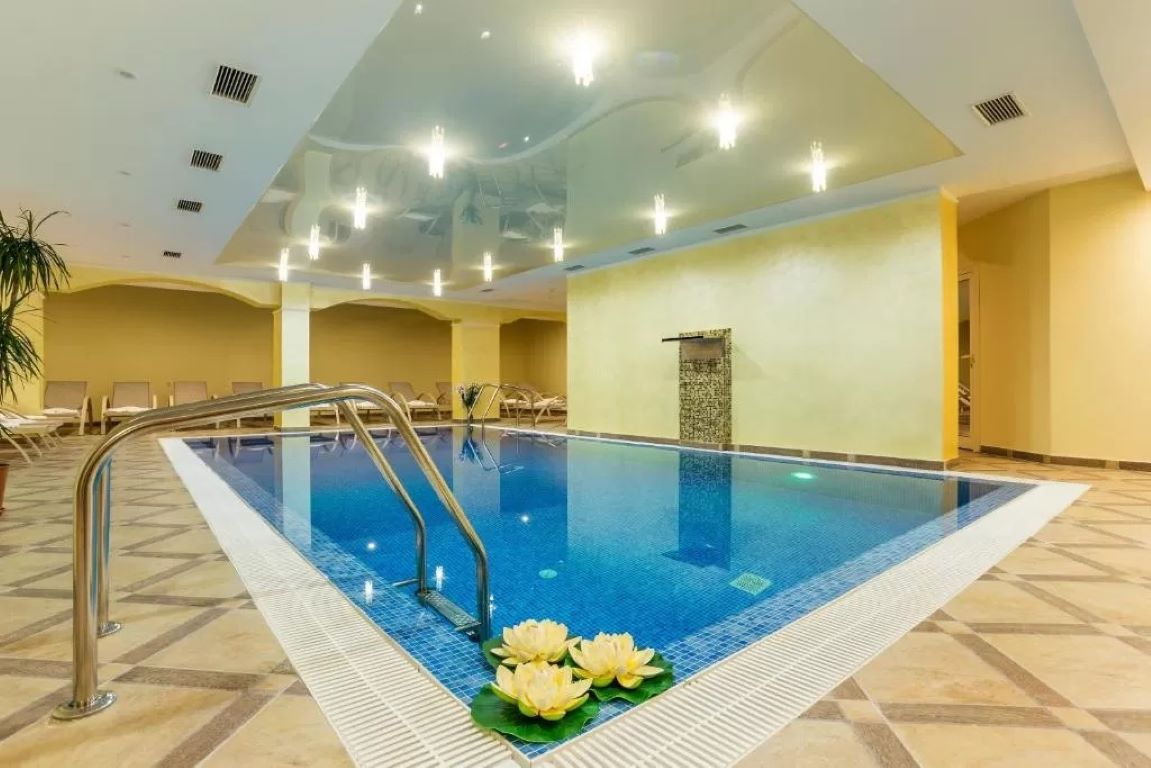 Rena Hotel-Unutrasnji bazen.jpg