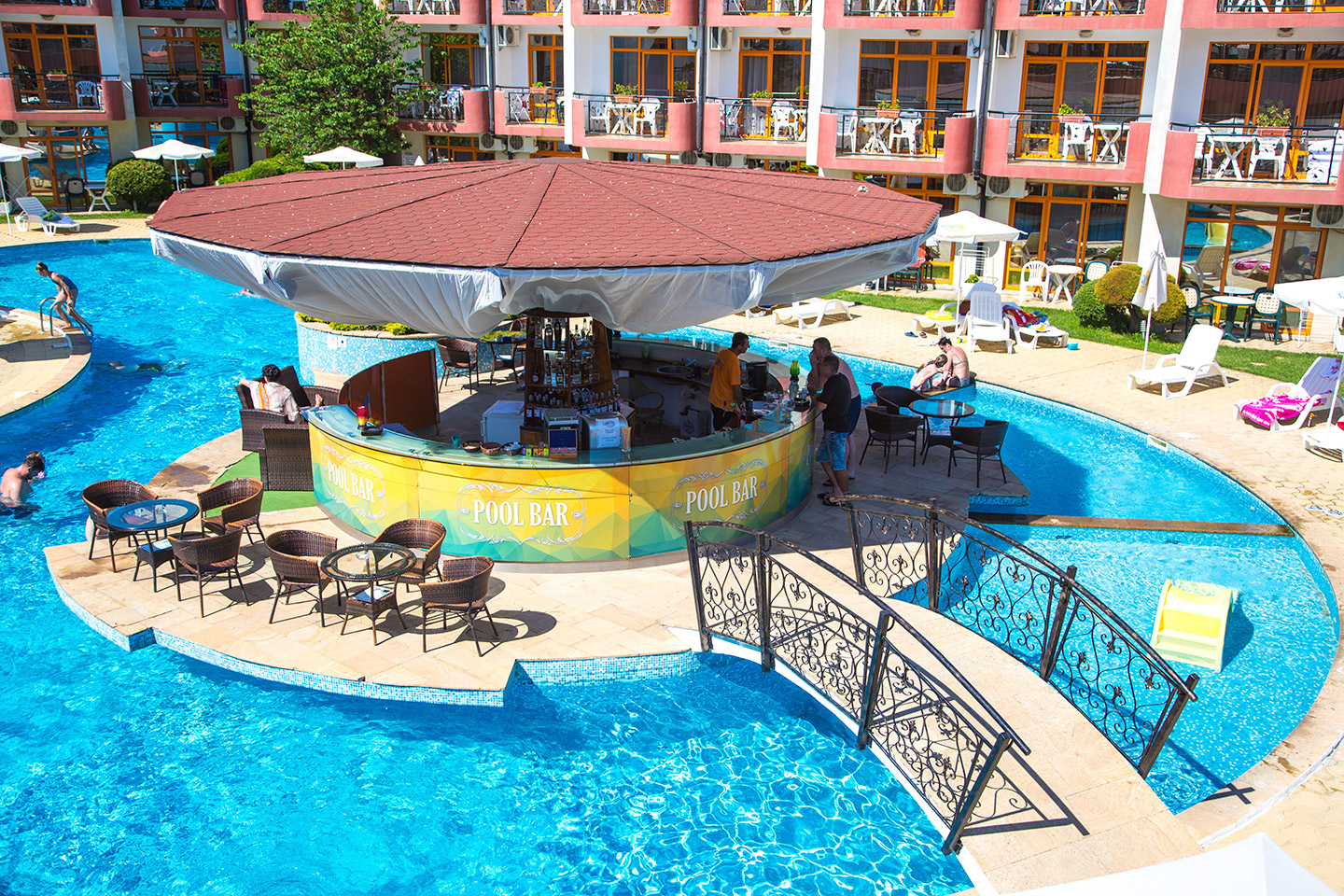 Complex Sunrise Hotel-Bar na bazenu.png
