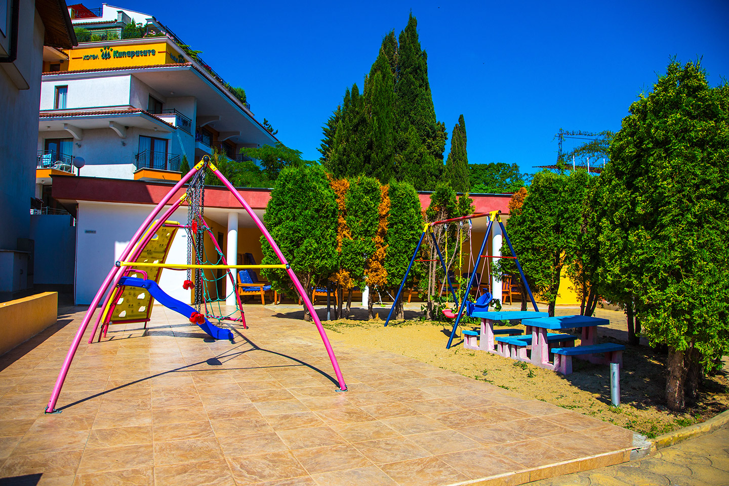 Complex Sunrise Hotel-Decije igraliste.png