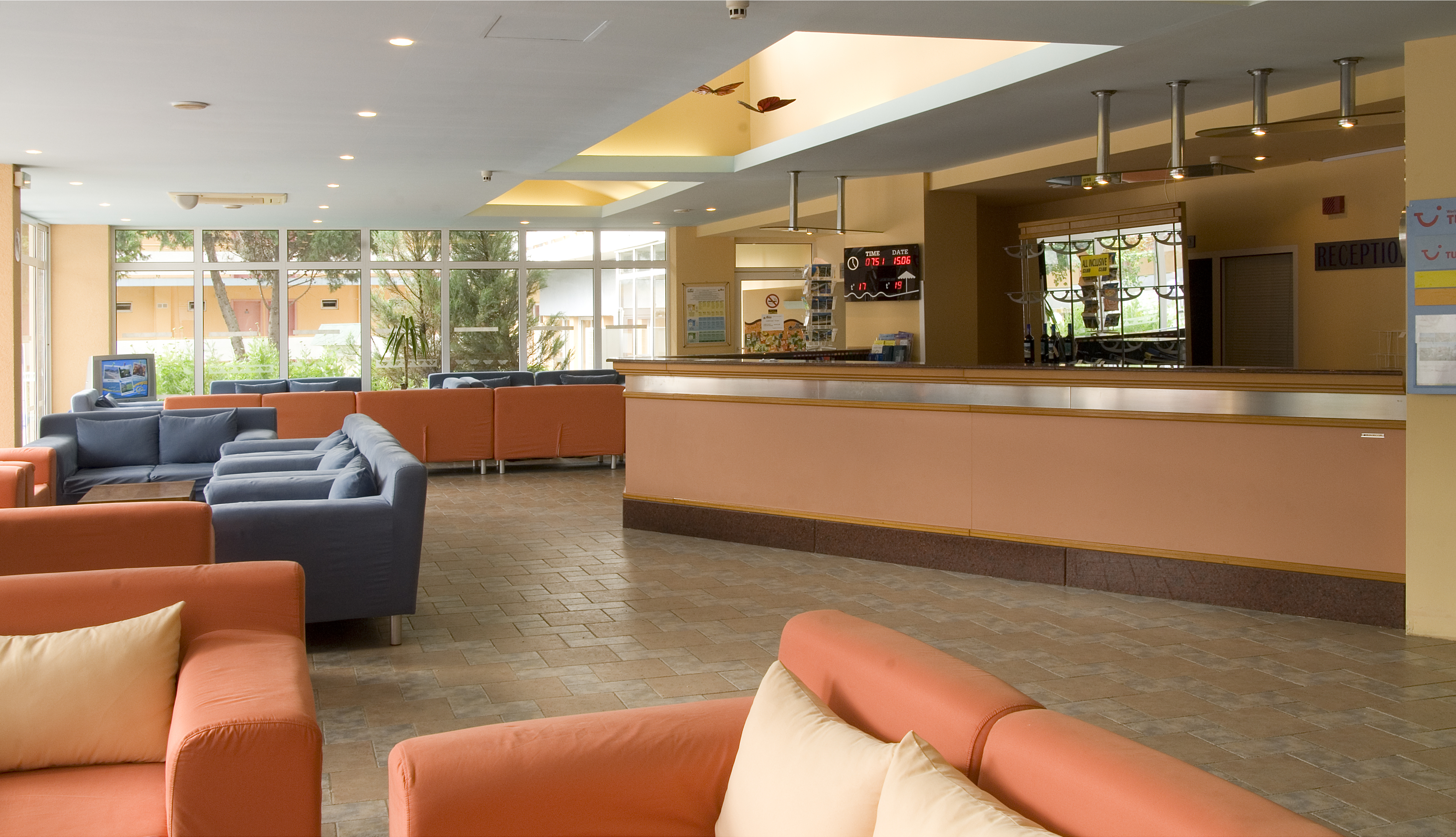 Hotel Oasis-Lobby.jpg