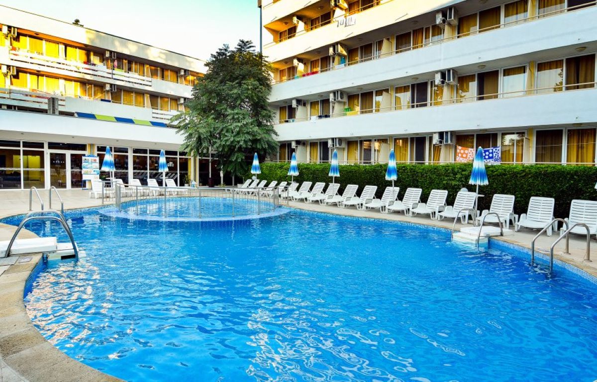 Oasis Hotel-Bazen.jpg