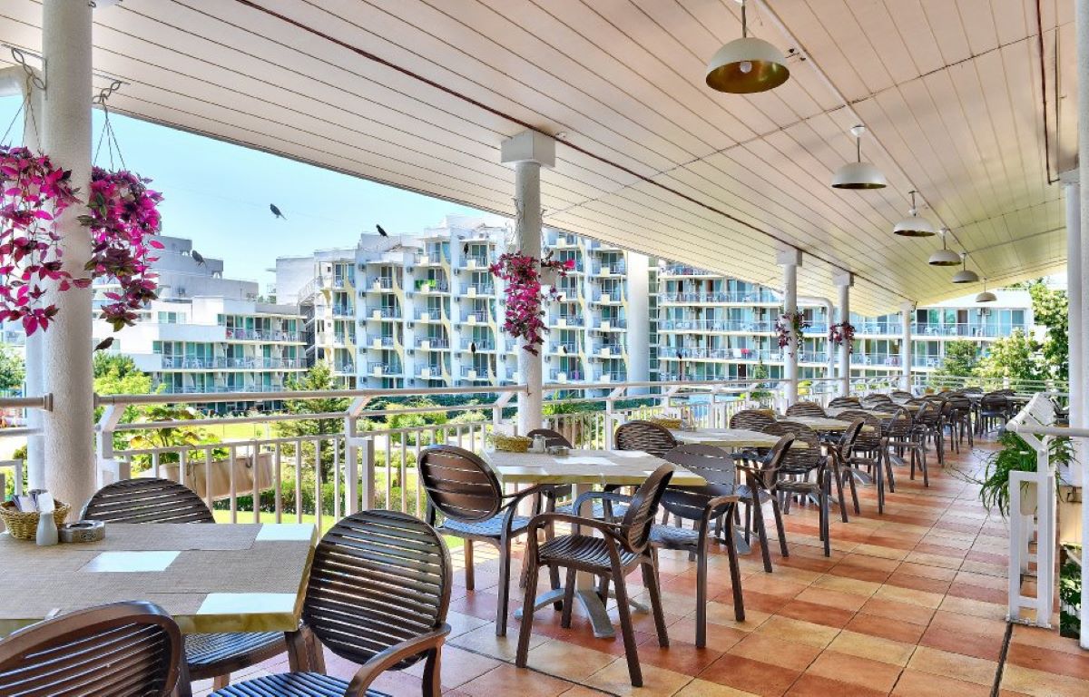 Hotel Sandy Beach-Terasa restorana.jpg