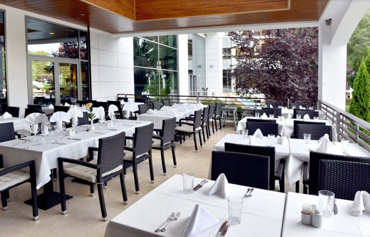Flamingo Grand Hotel-Terasa restorana.jpg