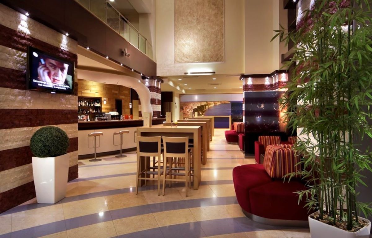 Flamingo Grand-Lobby bar.jpg