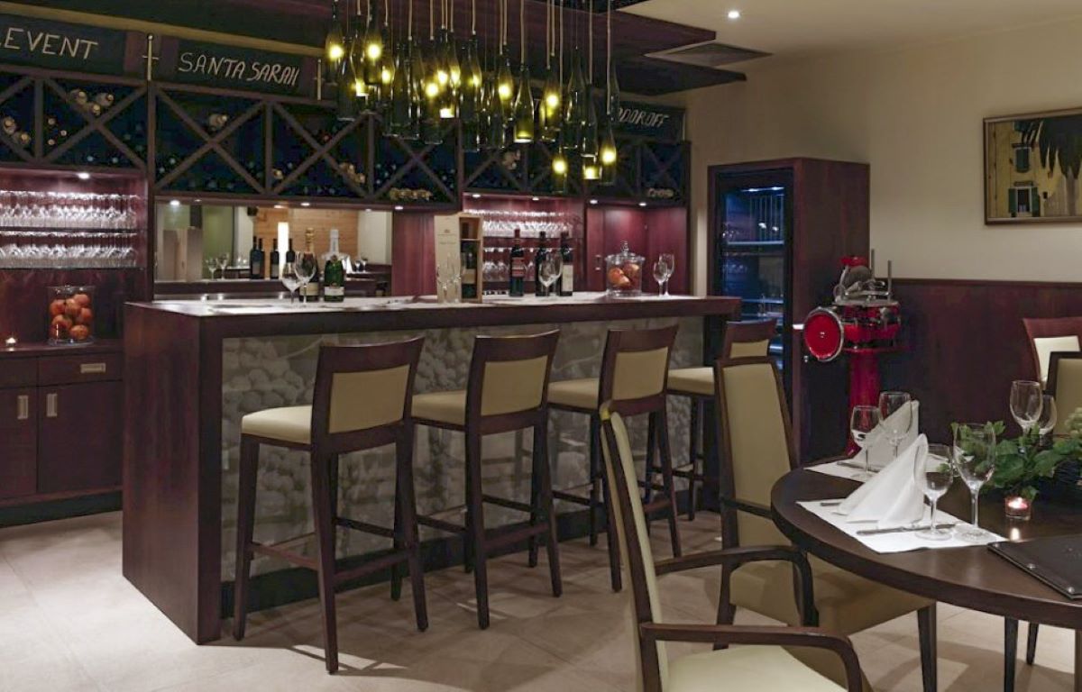 Flamingo Grand-Vinski bar.jpg
