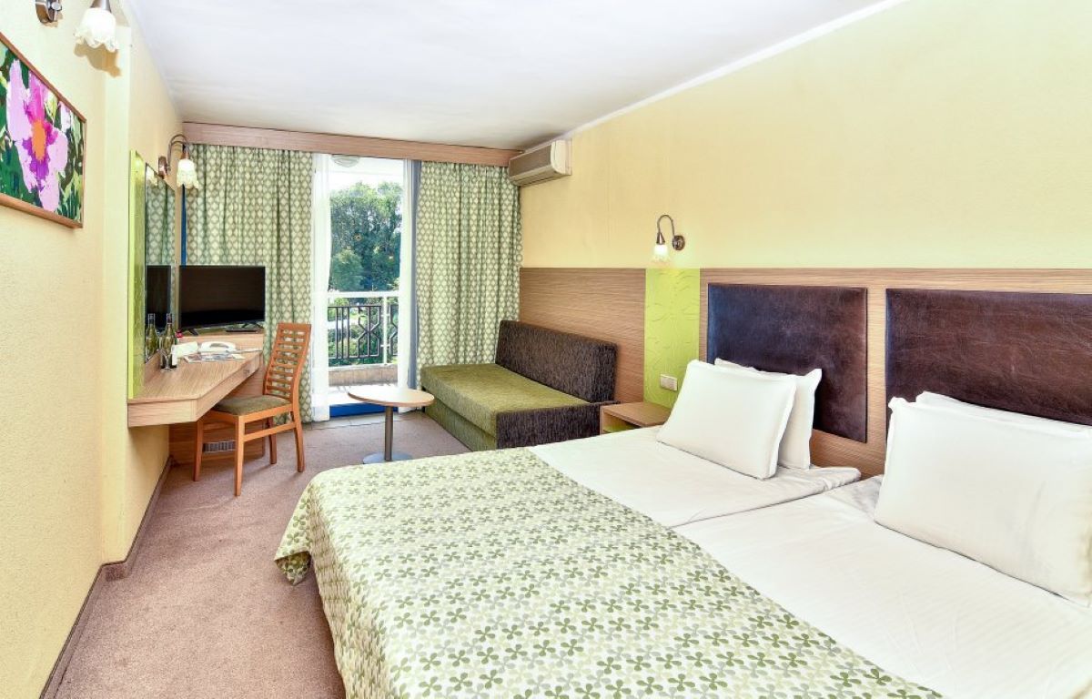 Gergana Hotel-Standardna soba pogled reka.jpg
