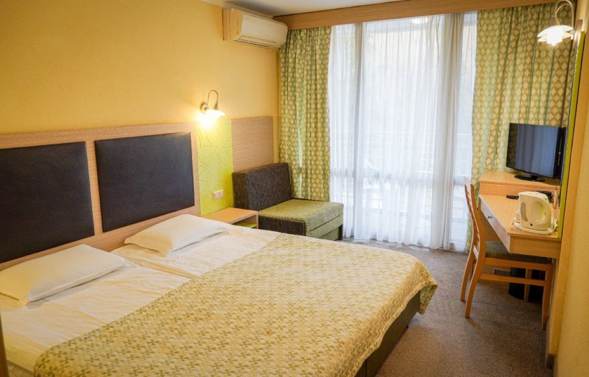 Hotel Gergana-Standardna soba pogled kopno.jpg