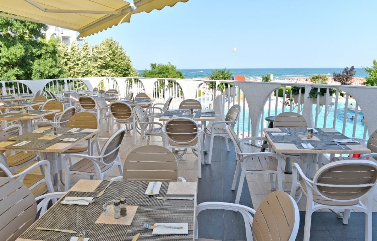 Hotel Laguna Beach-Terasa restorana.jpg