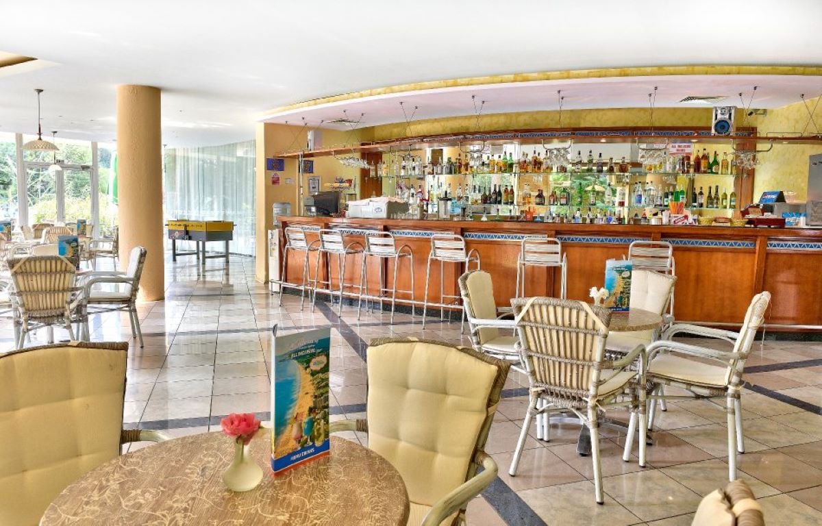 Hotel Laguna Garden-Lobby bar.jpg