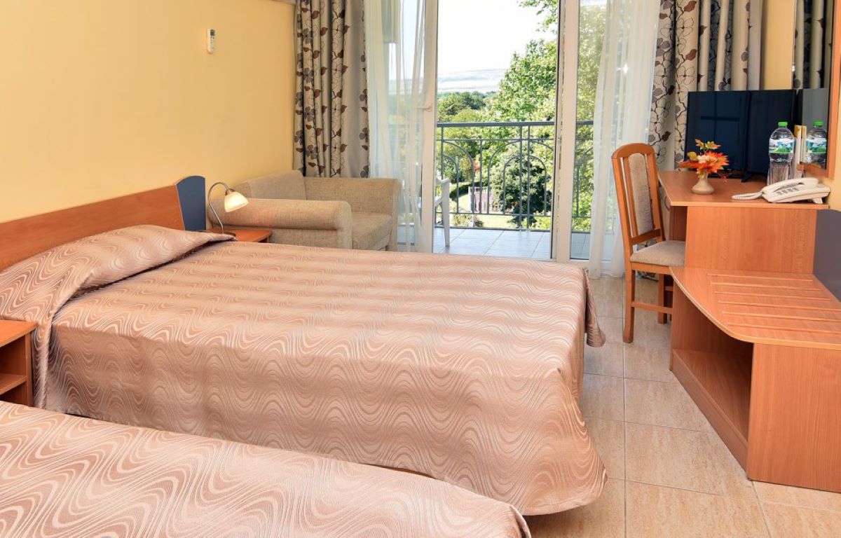Calimera Ralitsa Superior Hotel-Standardna soba pogled park.jpg