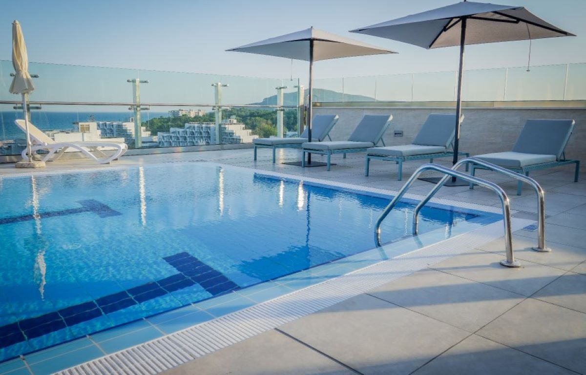 Hotel Maritim Amelia-Bazen na krovu.jpg