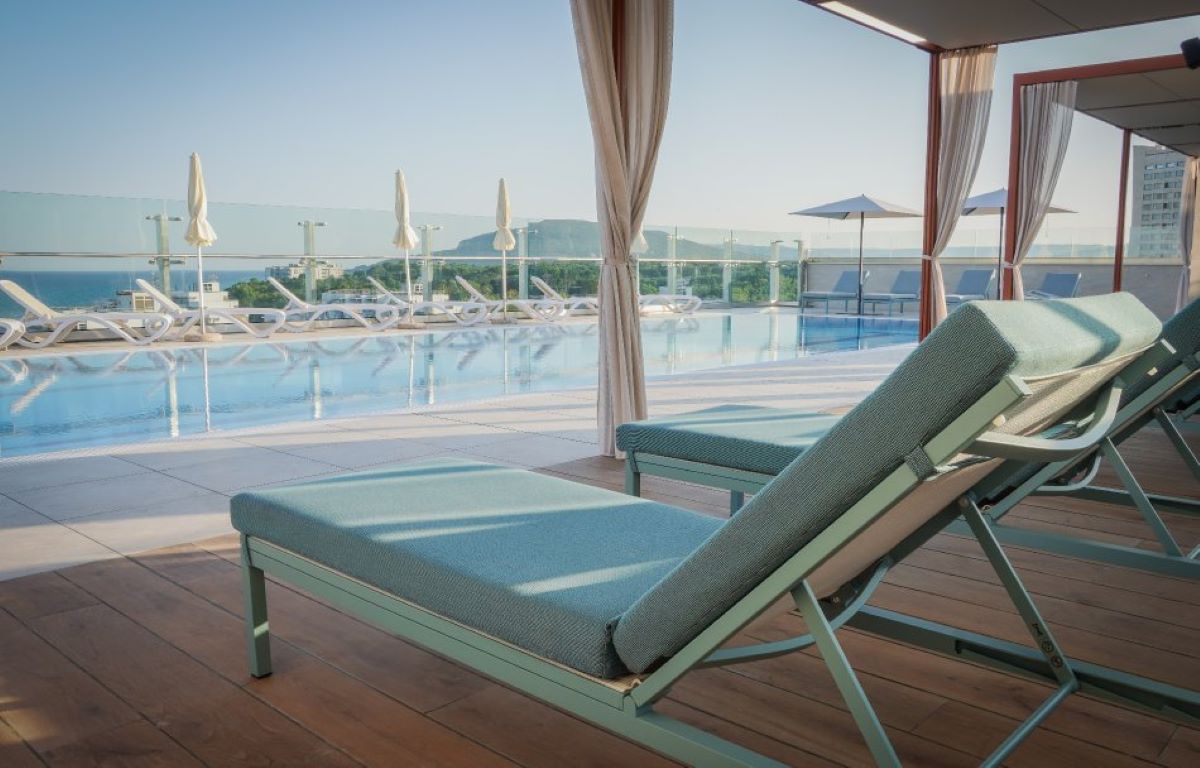 Maritim Hotel Amelia-Bazen na krovu.jpg