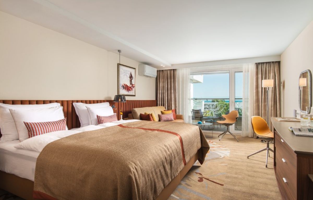 Maritim Hotel Amelia-Deluxe soba pogled more ili basta.jpg
