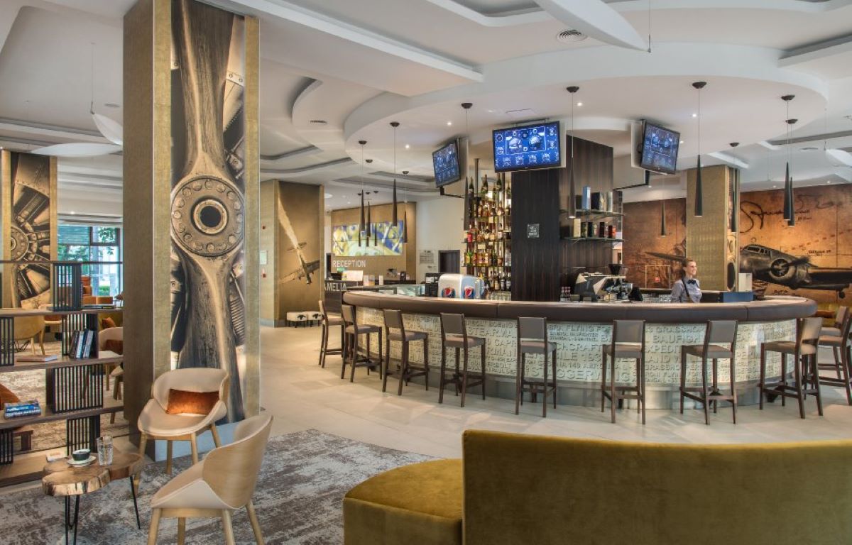 Maritim Hotel Amelia-Lobby bar.jpg