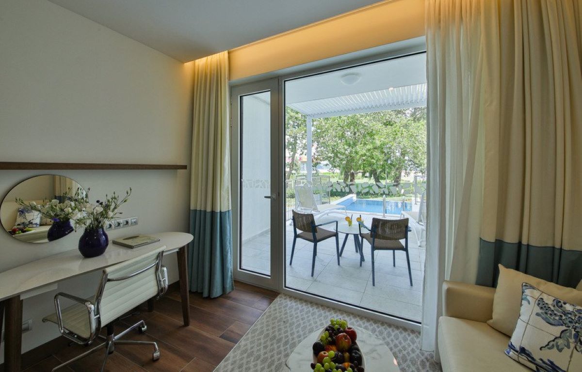 Maritim Hotel Paradise Blue-Deluxe soba bazen.jpg