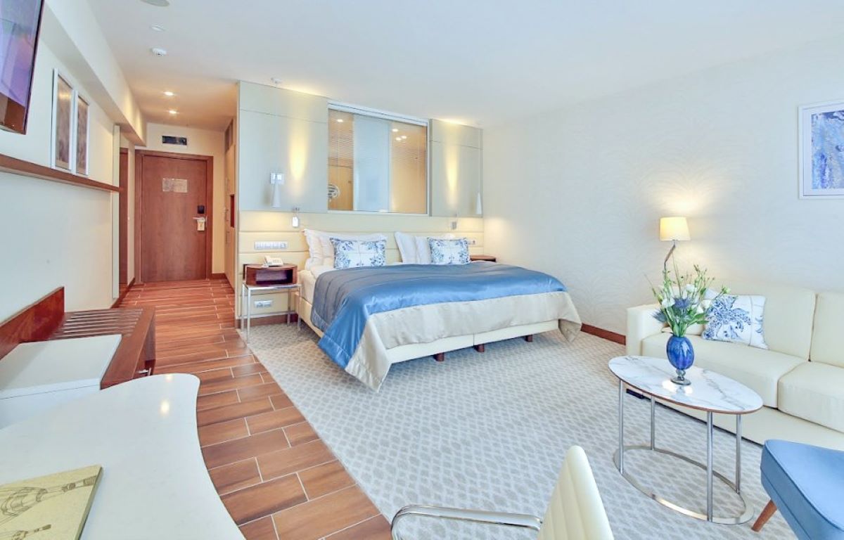 Maritim Hotel Paradise Blue-Deluxe soba pogled park ili more.jpg