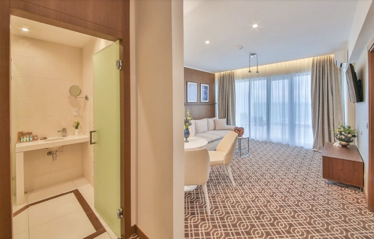 Maritim Hotel Paradise Blue-Executive suite pogled more.jpg