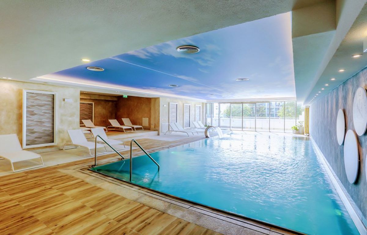 Maritim Hotel Paradise Blue-Unutrasnji bazen.jpg