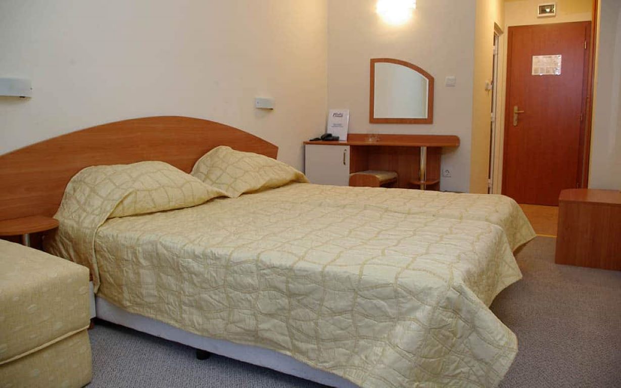 Hotel Pliska-Standardna soba pogled bazen.jpg